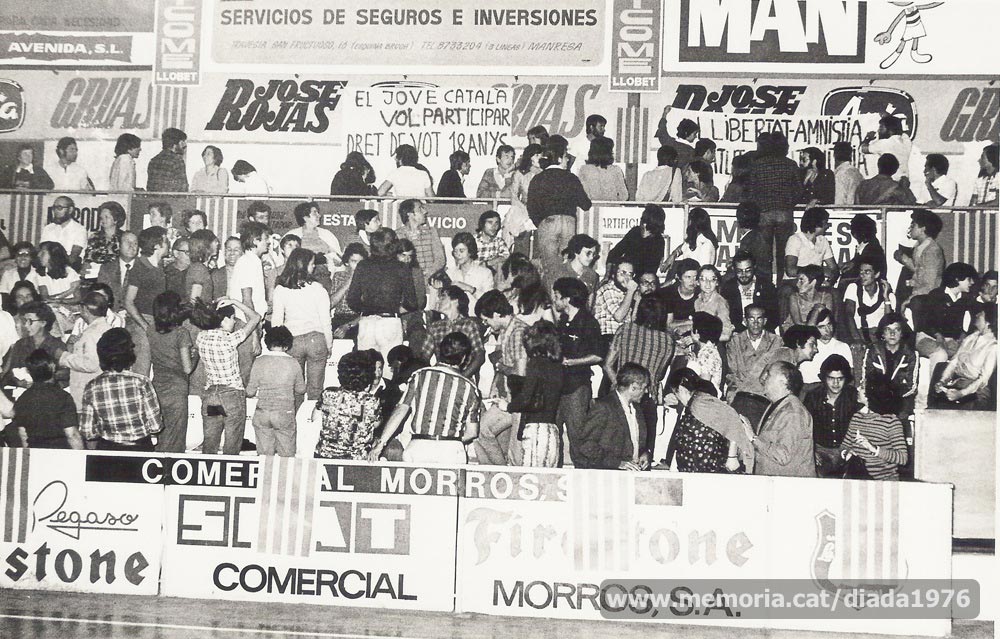 10/9/1976: fotografia de l’ambient que es respirava al pavelló del Congost, poc abans d’iniciar el míting de la Diada. (Fotografia Lladó).