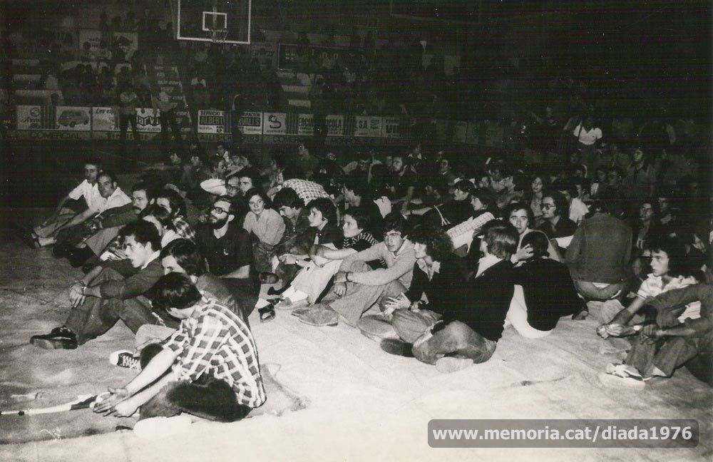 (1/4) 10/9/1976: fotografies que mostren l’ambient del pavelló del Congost, amb gent ocupant la pista, instants abans d’iniciar l’acte organitzat el 10 de setembre de 1976 i durant la seva celebració. (Fotografies de Jordi Pascual Barrera i Fotografia Lladó).