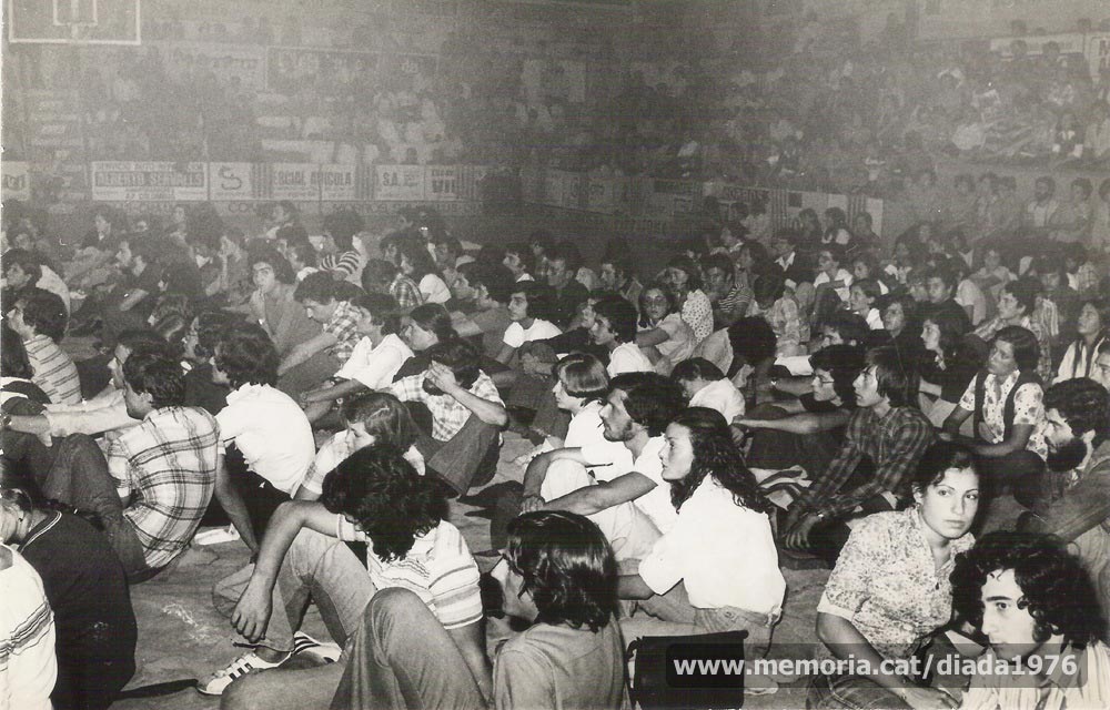 (2/4) 10/9/1976: fotografies que mostren l’ambient del pavelló del Congost, amb gent ocupant la pista, instants abans d’iniciar l’acte organitzat el 10 de setembre de 1976 i durant la seva celebració. (Fotografies de Jordi Pascual Barrera i Fotografia Lladó).