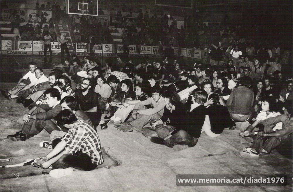 (3/4) 10/9/1976: fotografies que mostren l’ambient del pavelló del Congost, amb gent ocupant la pista, instants abans d’iniciar l’acte organitzat el 10 de setembre de 1976 i durant la seva celebració. (Fotografies de Jordi Pascual Barrera i Fotografia Lladó).