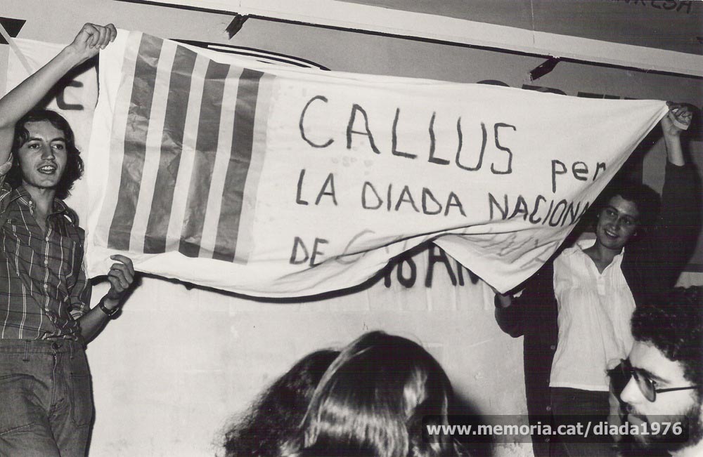 10/9/1976: dos joves aguanten una pancarta de Callús en suport a l’organització de l’acte en reivindicació de la Diada Nacional de Catalunya. (Fotografia Lladó).