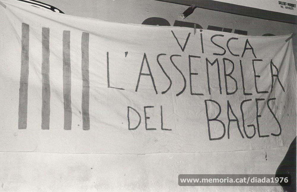 10/9/1976: pancarta reivindicativa de l’Assemblea del Bages –entitat organitzadora de l’acte- que porta el lema “Visca l’Assemblea del Bages”. (Fotografia Lladó).