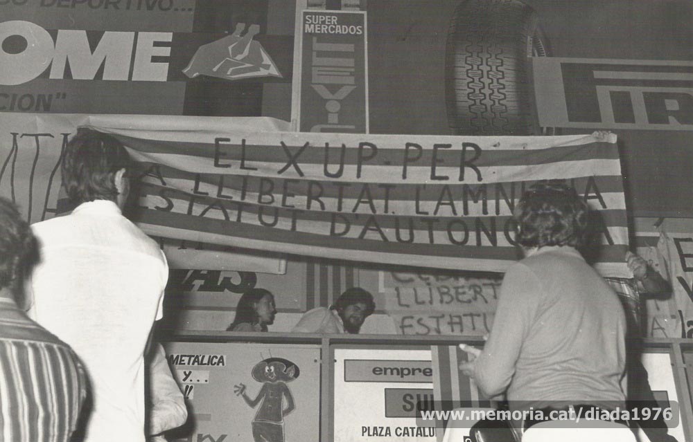 10/9/1976: pancarta elaborada per veïns del barri del Xup que en una bandera catalana van imprimir el lema "El Xup per la llibertat, l'amnistia i l'Estatut d’Autonomia". (Fotografia Lladó).