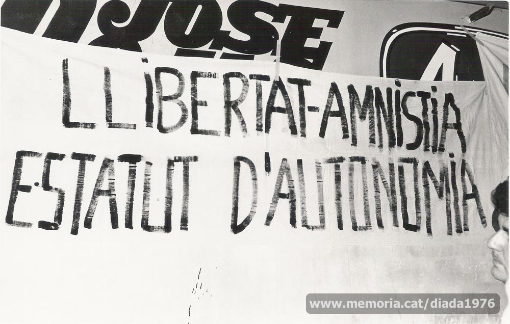 10/9/1976: pancarta amb el lema "Llibertat, amnistia i Estatut d’Autonomia", que va popularitzar l’Assemblea de Catalunya. (Fotografia Lladó).