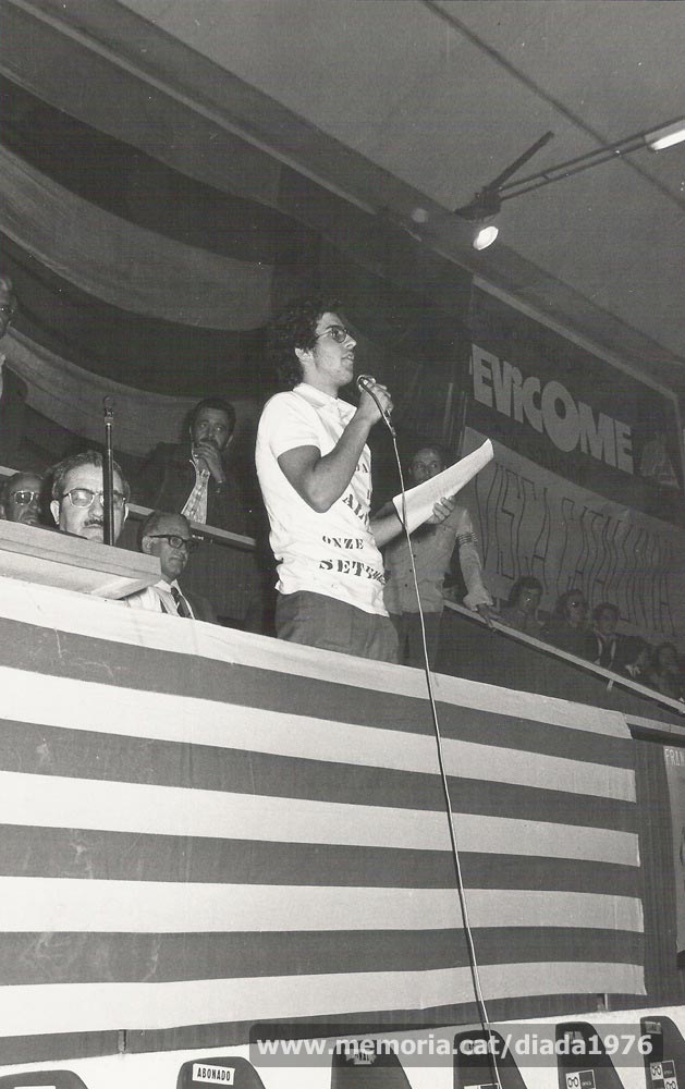 (2/2) 10/9/1976: imatge amb Isidre Badia, conductor del míting celebrat al pavelló del Congost el 10 de setembre de 1976. (Fotografia Lladó).