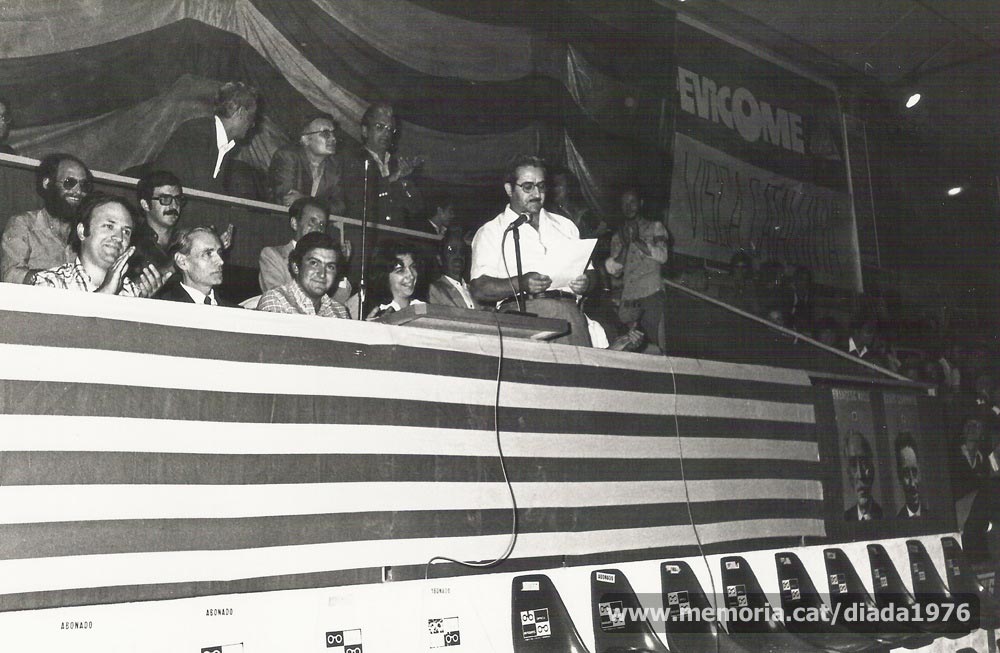 (1/5) 10/9/1976: fotografia de la intervenció de Josep Badia, líder del Partit Carlí de Catalunya, en l’acte de la Diada. (Fotografia Lladó).