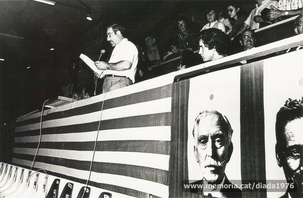 (4/5) 10/9/1976: fotografia de la intervenció de Josep Badia, líder del Partit Carlí de Catalunya. (Fotografia Lladó).