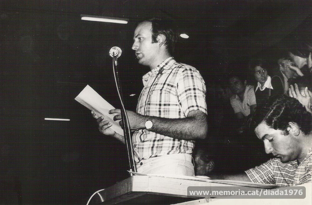 (2/2) 10/9/1976: Sebastià Vives llegint el seu discurs en l’acte celebrat al pavelló del Congost de Manresa. (Fotografia Lladó).