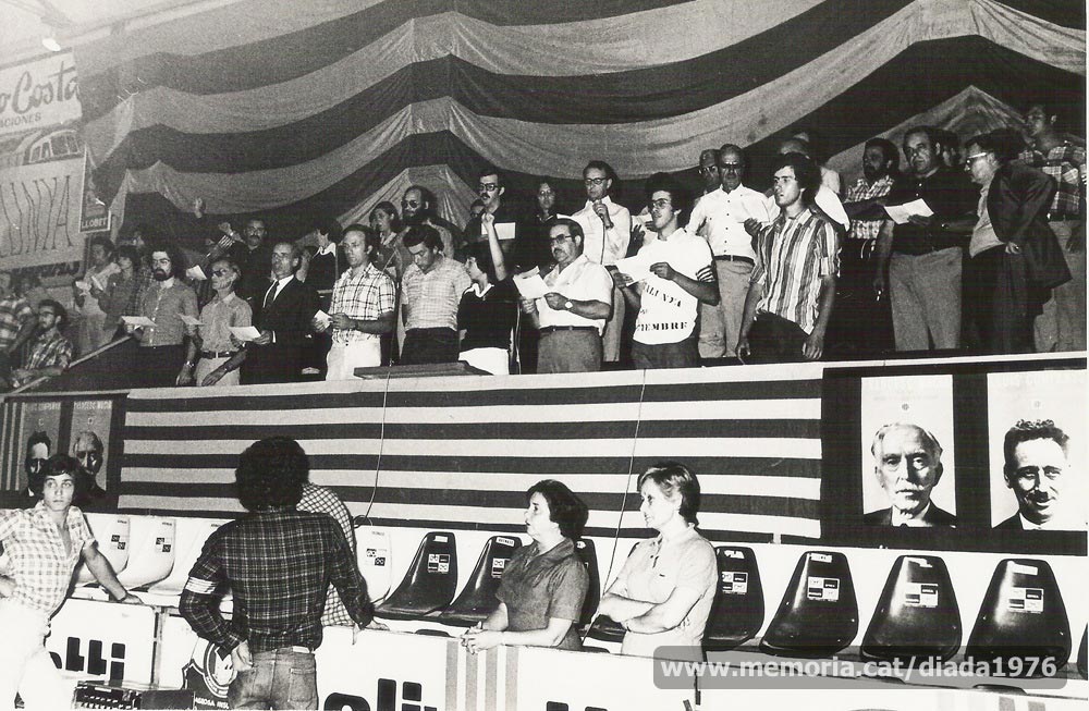 (1/5) 10/9/1976: fotografies dels instants finals del míting de la Diada, quan organitzadors i públic van entonar Els Segadors, himne nacional de Catalunya. Tant els organitzadors com el públic es van mostrar molt eufòrics i entusiastes. (Fotografies de Jordi Pascual Barrera i Fotografia Lladó).