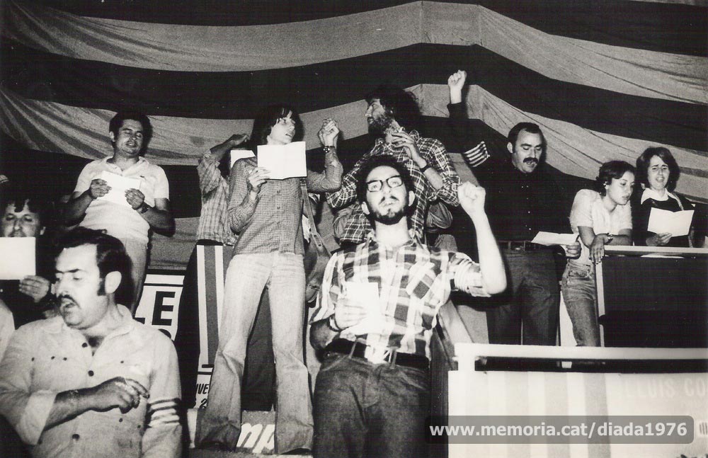 (2/5) 10/9/1976: fotografies dels instants finals del míting de la Diada, quan organitzadors i públic van entonar Els Segadors, himne nacional de Catalunya. Tant els organitzadors com el públic es van mostrar molt eufòrics i entusiastes. (Fotografies de Jordi Pascual Barrera i Fotografia Lladó).