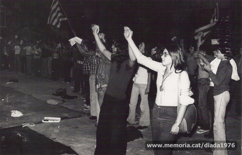 (3/5) 10/9/1976: fotografies dels instants finals del míting de la Diada, quan organitzadors i públic van entonar Els Segadors, himne nacional de Catalunya. Tant els organitzadors com el públic es van mostrar molt eufòrics i entusiastes. (Fotografies de Jordi Pascual Barrera i Fotografia Lladó).