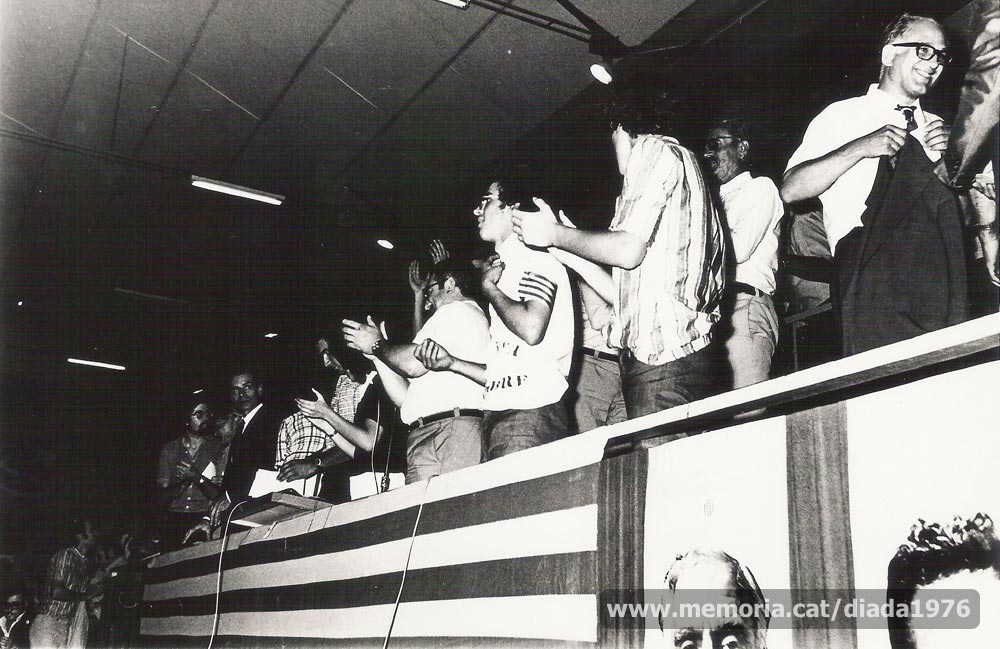 10/9/1976: aplaudiments dels organitzadors després d’interpretar Els Segadors i donant per finalitzat l’acte. (Fotografia Lladó).