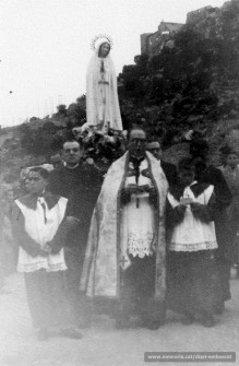 El jove Valentí Ambròs, primer per l’esquerra, fent d’escolà en una processó i flanquejant el rector de la parròquia de Sant Vicenç de Castellbell. (Arxiu El Brogit)

