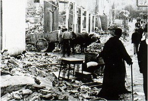 Els carrers de Guernica després del bombardeig, abril de 1937                                                         (Font: web Artium/Exposiciones/Guernica de Picasso).