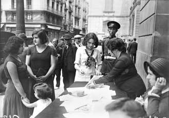 Recollida de signatures d’adhesió a l’Estatut d’Autonomia a Barcelona,  2 d’agost de 1931. (Fotografia: Josep Maria Sagarra i Plana. Font: Arxiu Nacional de Catalunya).