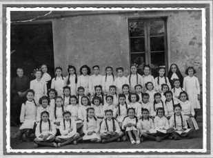 Alumnes d’una escola religiosa de noies  de Santpedor, curs 1945-1946. (Font: arxiu particular).