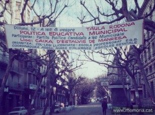 Pancarta que anuncia la taula rodona sobre ensenyament. (Fotografia: Joaquim Aloy).