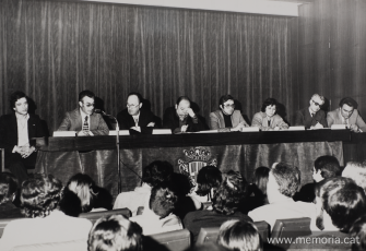 12/3/1979: taula rodona sobre ensenyament, a la Caixa d’Estalvis de Manresa. D’esquerra a dreta: Ramon Borràs (ERC), Antoni Negro (Independents), Josep Maria Vives Llambí (CiU), Ramon Oliveras (Centristes de Catalunya-UCD), Jordi Marsal (PSC), Conxa Comas (PSUC), Joan Mateu (PSAN) i Pere Rubió (moderador). (Fotografia: Manolo Sánchez).