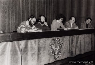 20/3/1979: taula rodona convocada per la Comissió de Defensa del Casino. D’esquerra a dreta: Ramon Majó (PSUC), Joan Cornet (PSC), Ignasi Perramon (PSAN), Josep Maria Vives Llambí (CiU) i Francesc Espinal, president de l'Escacs Catalonia Club, entitat que tenia el seu local al Casino. (Fotografia: Manolo Sánchez).