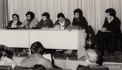 21/3/1979: taula rodona sobre joventut organitzada per la Coordinadora de Barris, al local de “la Caixa”. D’esquerra a dreta: X, Rafael Llussà (PSC), Albert Martí (moderador), Lluís Meca (PSUC), Joan Baptista Costa (PSAN) i Ramon Borràs (ERC). (Fotografia: Manolo Sánchez).