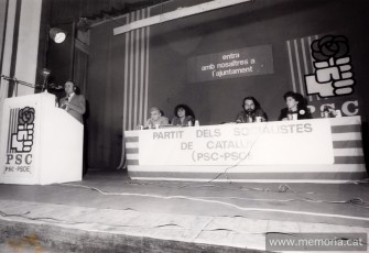 26/3/1979: míting del PSC als Carlins.  D’esquerra a dreta: Jordi Marsal, Manuel Cano, Teresa Vilajeliu, Joan Cornet i X. (Fotografia: Manolo Sánchez).