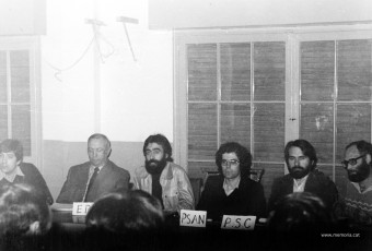 10/3/1979: taula rodona organitzada per l’Associació de Veïns de la Ctra. de Santpedor, a l’escola Montserrat. D’esquerra a dreta, Francesc Martínez (Independents), Conrad Planas (ERC), Gonçal Mazcuñán (moderador), Ignasi Perramon (PSAN), Joan Cornet (PSC) i Ramon Majó (PSUC). (Fotografia: Josep Maria Aloy).