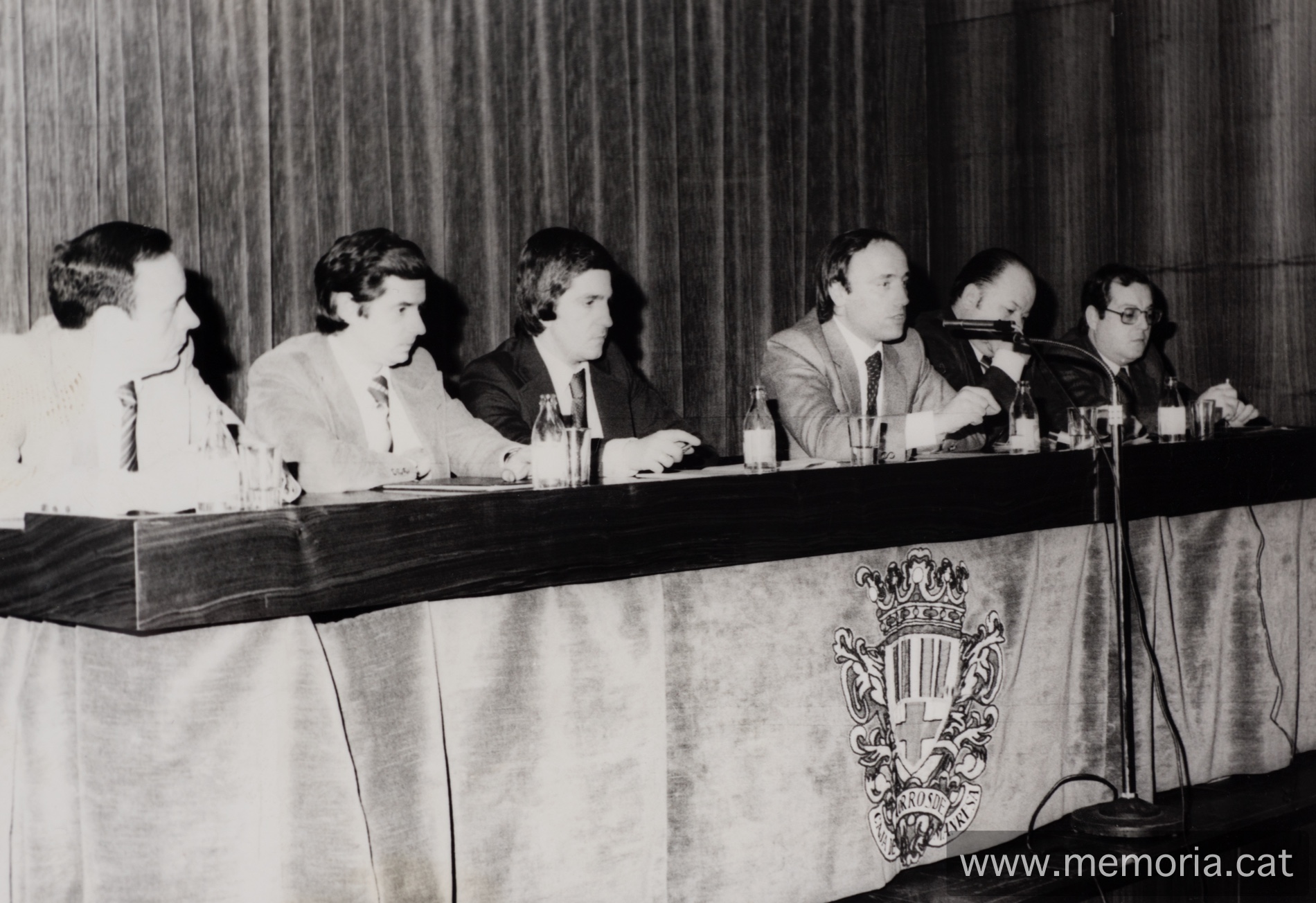 16/3/1979: presentació de la candidatura de Centristes de Catalunya-UCD, a la sala de la Caixa d’Estalvis de Manresa. D’esquerra a dreta: Lluís Botifoll, Josep Cifré, Josep-Agustí Garriga, Joaquim Molins, Ramon Oliveras i Francesc Guillomia. (Fotografia: Manolo Sánchez).