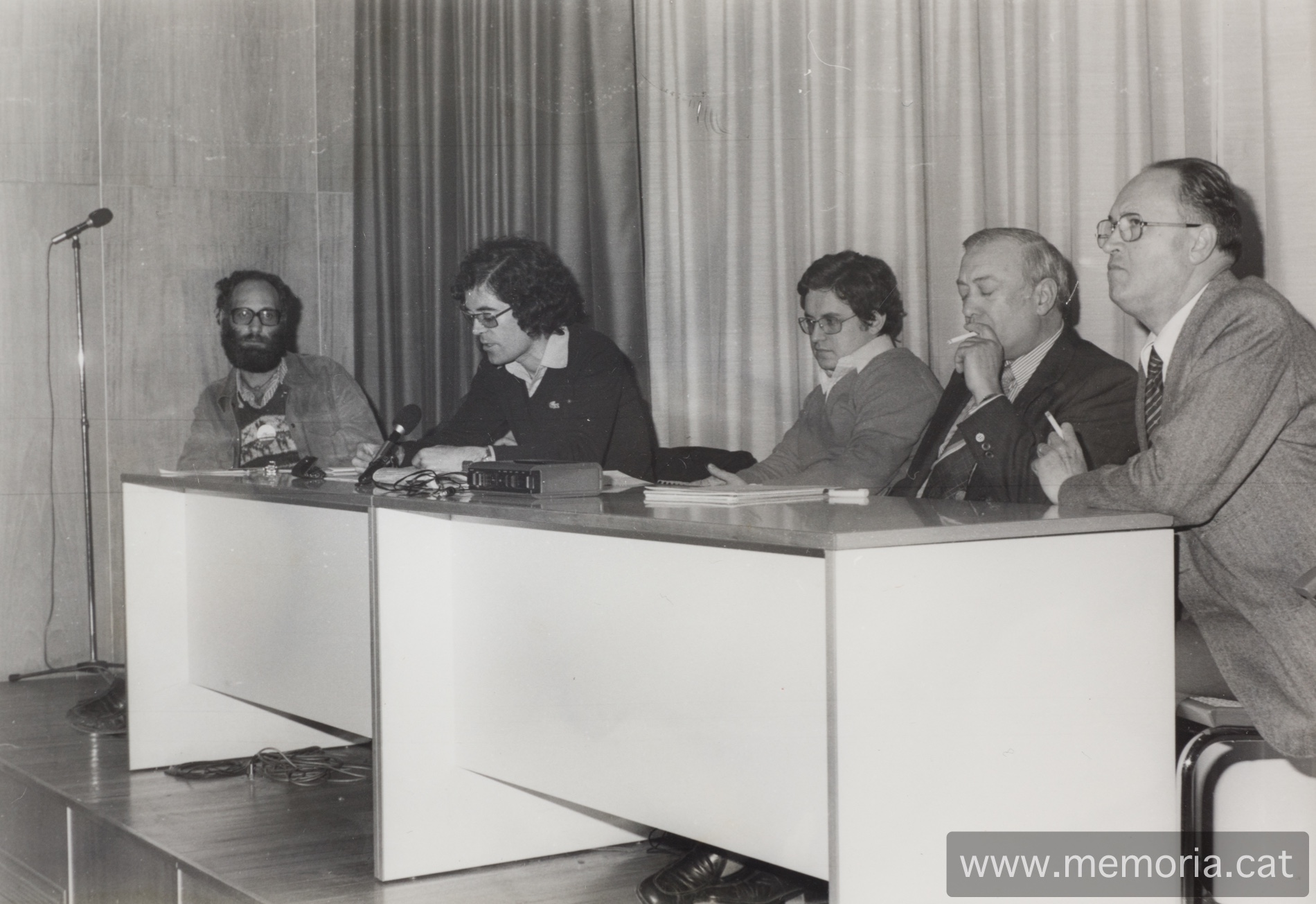 24/3/1979: taula rodona sobre les “futures relacions Barris-Ajuntament” organitzada per la Coordinadora de Barris, a “la Caixa”. D’esquerra a dreta, Ramon Majó, Joan Cornet (que queda tapat), Ignasi Perramon, Manel Vila (moderador), Conrad Planas i Josep Maria Vives. (Fotografia: Manolo Sánchez).
