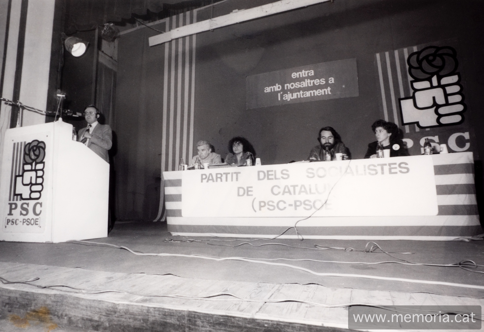 26/3/1979: míting del PSC als Carlins. D’esquerra a dreta: Jordi Marsal, Manuel Cano, Teresa Vilajeliu, Joan Cornet i X. (Fotografia: Manolo Sánchez).