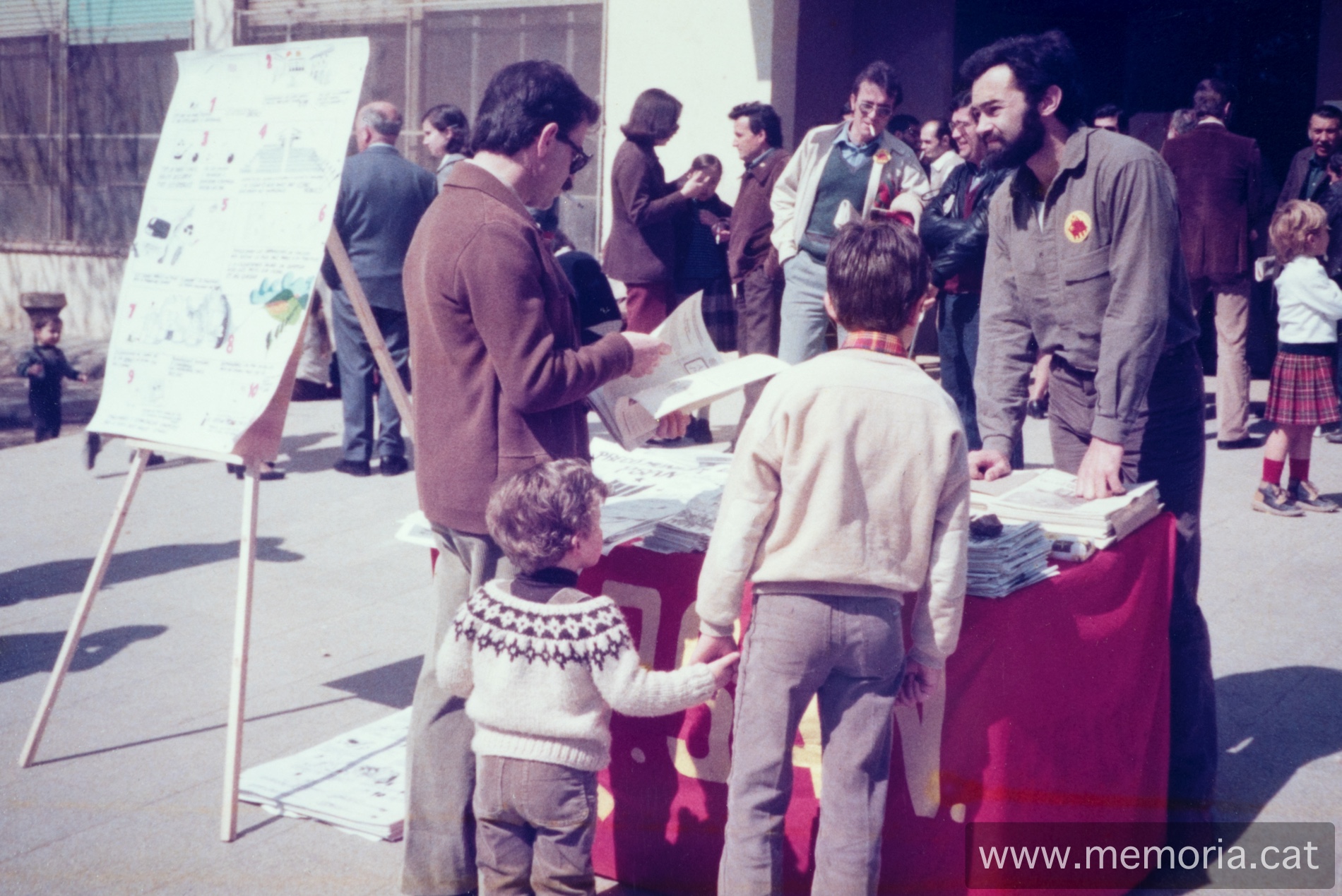 1/4/1979. Míting-festa del PSAN al Renaixença, amb la participació del grup “Els Esquirols”. (Fotografies: Manolo Sánchez i Joaquim Aloy).
