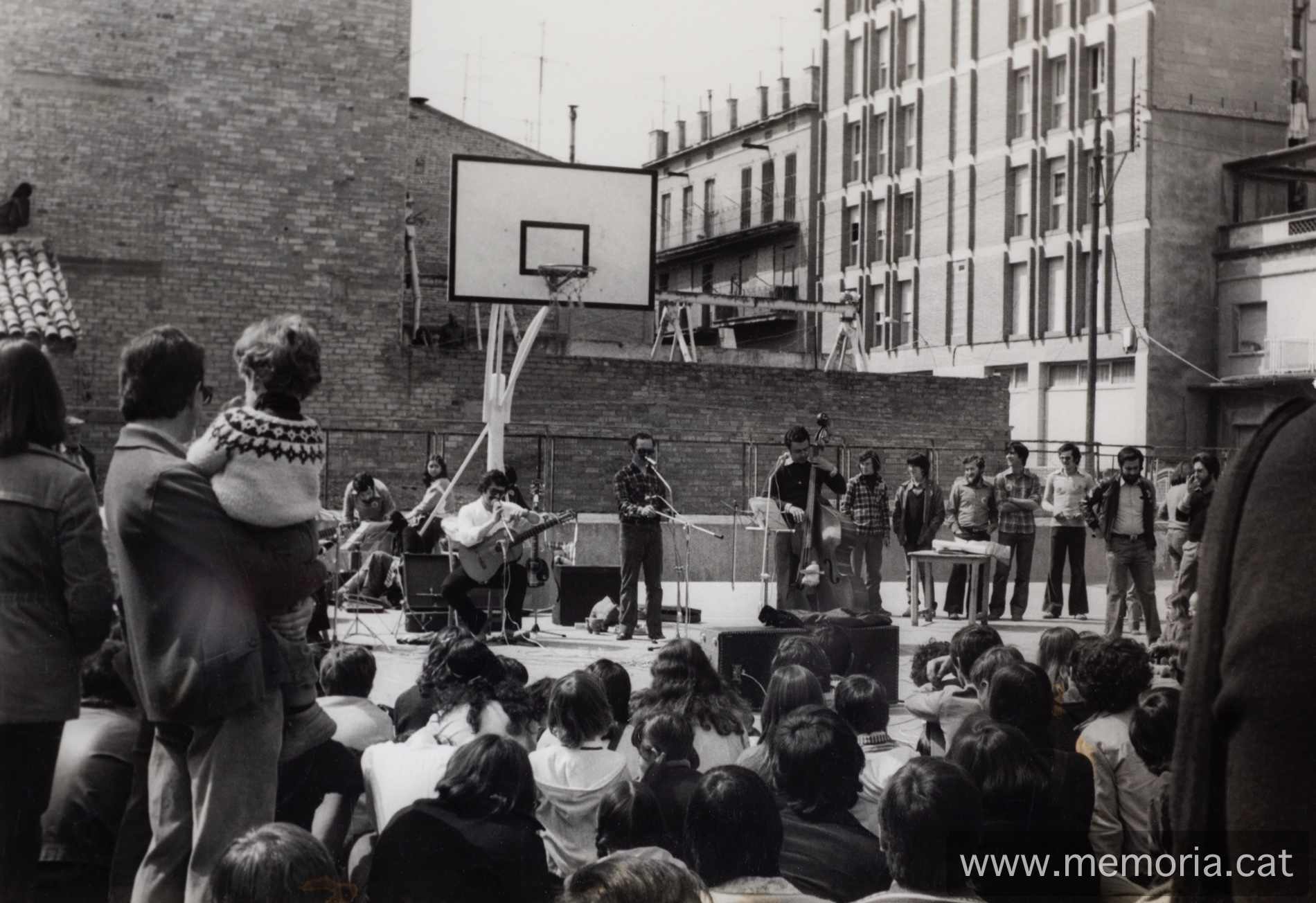 1/4/1979. Míting-festa del PSAN al Renaixença, amb la participació del grup “Els Esquirols”. (Fotografies: Manolo Sánchez i Joaquim Aloy).