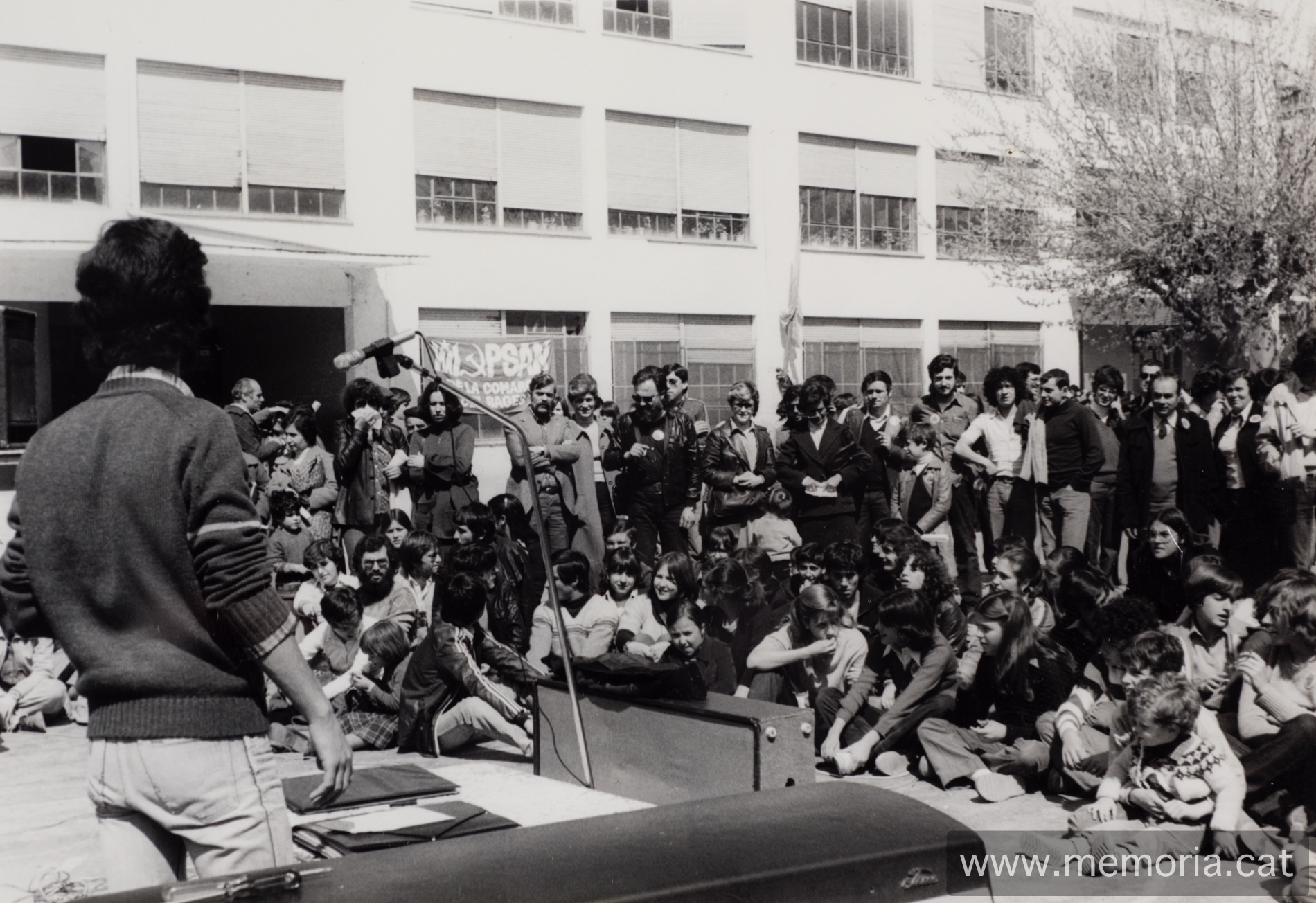 1/4/1979. Míting-festa del PSAN al Renaixença, amb la participació del grup “Els Esquirols”. (Fotografies: Manolo Sánchez i Joaquim Aloy).