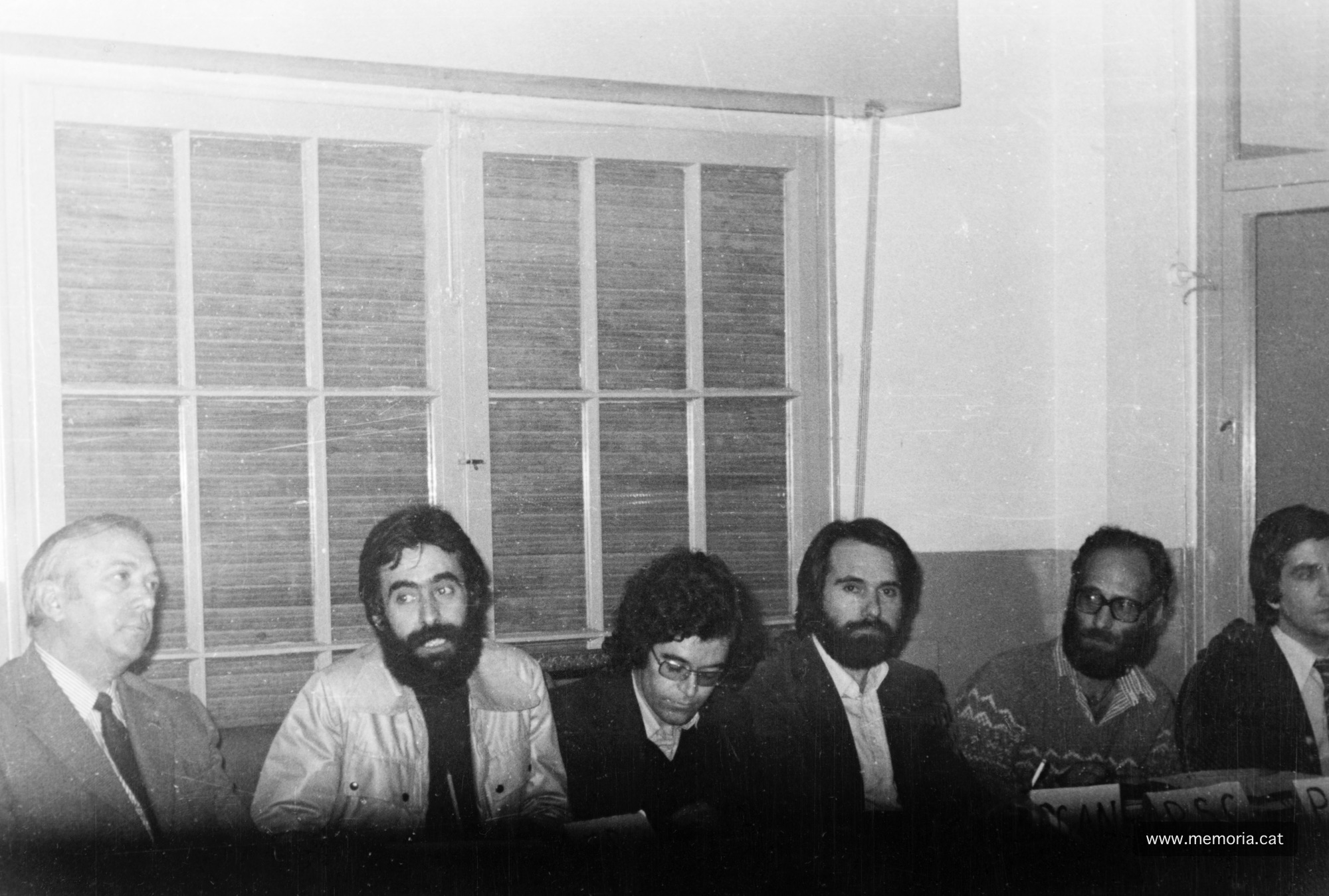 10/3/1979: taula rodona organitzada per l’Associació de Veïns de la Ctra. de Santpedor. D’esquerra a dreta, Conrad Planas (ERC), Gonçal Mazcuñán (moderador), Ignasi Perramon (PSAN), Joan Cornet (PSC), Ramon Majó (PSUC) i Josep Agustí Garriga (Centristes de Catalunya-UCD). (Fotografia: Josep Maria Aloy).