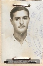 Fotografia en el carnet d’identitat de la caserna Durruti de 16 de juliol de 1937. (Arxiu familiar).