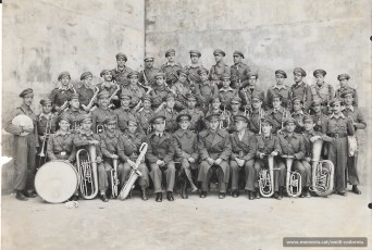 La banda militar de la caserna de Lepant de Barcelona el 1938. L’Emili Codorniu és el cinquè per l’esquerra de segona fila. (Arxiu familiar).