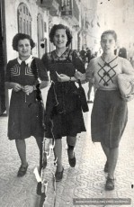 Maria Reguant Serra, al centre de la fotografia, l’any 1937. (Arxiu familiar).