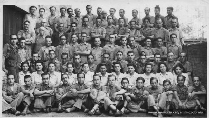 Emili Codorniu, cinquè per l’esquerra de la quarta fila en una fotografia dels treballadors de Minorisa de l’any 1943. (Arxiu familiar)