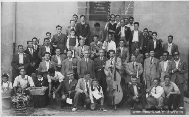 Emili Codorniu, tercer per la dreta a la segona fila amb l’orquestra que acompanyà les caramelles de la coral Germanor de Sant Joan de Vilatorrada el 17 d’abril de 1949. (Arxiu familiar).