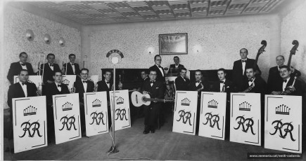 L’orquestra RR de la qual formava part l’Emili Codorniu, tercer a la darrera fila de l’esquerra, als estudis de EAJ 51 Ràdio Manresa. Fotografia feta a finals de la dècada del 1940. (Arxiu familiar).