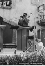 Emili Codorniu amb el trombó en una actuació a l’aire lliure. Sense data. (Arxiu familiar).