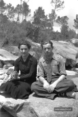 Albert Torra i Ferrer i la seva esposa Carme Puigdellívol, a la Font de la Girada de Monistrolet, el 5/5/1940. (Col·lecció de la família d’Albert Torra).