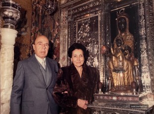 Ramon Algué i Pepita Pujol l’any 1989 a Montserrat, en la celebració de les seves noces d’or. (Col·lecció de la família de Ramon Algué).