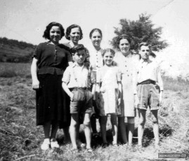 Les mares i els fills, poc després d'arribar a França. D'esquerra a dreta, al darrera: Conxita Aliet Rius, Carme Vilalta Botanch, Conxita Aliet Vilalta, Anna Aliet Vilalta; al davant: Àngel Muro Aliet, Pilar Aliet Vilalta i Robert Aliet Vilalta. (Arxiu familiar)