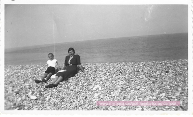 La Victòria Campo Torres i en Francesc Torras Campo a la platja de Criel-sur-Mer (1939). (Arxiu de Francesc Torras Campo)