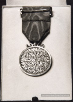 5/3/1947: lliurament de la medalla d’or de la ciutat Manresa al general Franco, a la seva residència del Pardo.