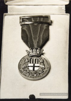 5/3/1947: lliurament de la medalla d’or de la ciutat Manresa al general Franco, a la seva residència del Pardo.