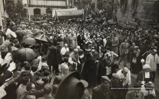 20/5/1947: visita del general Franco a Manresa. Visita la basílica de la Seu, les fàbriques Bertrand i Serra i Pirelli, l’Ajuntament -des d’on adreça unes paraules a la multitud- i la Cova de Sant Ignasi.