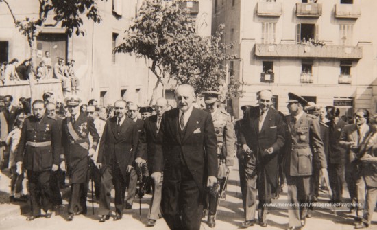 El Sr. Esteban de Bilbao Eguía, president de les Corts espanyoles, encapçala la comitiva d’autoritats que s’adreça a la basílica de la Seu.