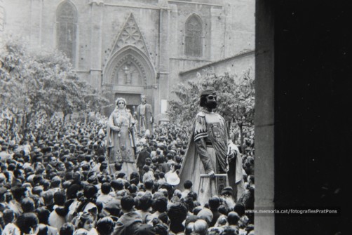 21/10/1951. Festa pel bateig de la nova “geganteta” Pubilla del Pla de Bages, que ha estat oferta a Manresa pel Gremi de Sant Lluc, el dia de la seva onomàstica.