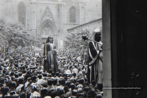 21/10/1951. Festa pel bateig de la nova “geganteta” Pubilla del Pla de Bages, que ha estat oferta a Manresa pel Gremi de Sant Lluc, el dia de la seva onomàstica.
